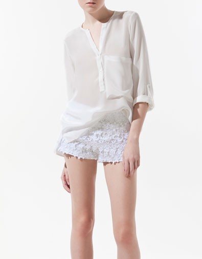 Trong BST Hè 2012 của Zara có rất nhiều áo sơ mi trắng để tạo cảm giác mát mẻ, thoải mái cho người mặc. Xem thêm: Mix đồ cá tính cho quý cô công sở.